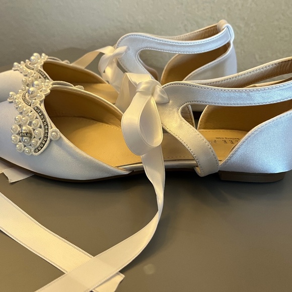 NWOT White Satin Pearl Wedding/Bridal Flats - Picture 5 of 9